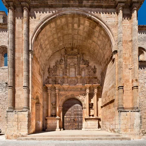 Portada de la iglesia de Santa María de Alarcón