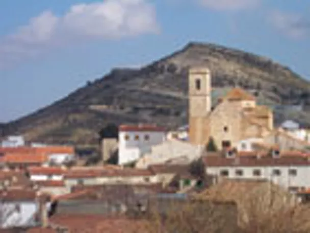 Imagen panorámica del pueblo de Alatoz con montaña de fondo y sobresaliendo la torre de la iglesia