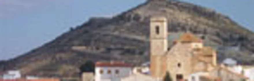 Imagen panorámica del pueblo de Alatoz con montaña de fondo y sobresaliendo la torre de la iglesia