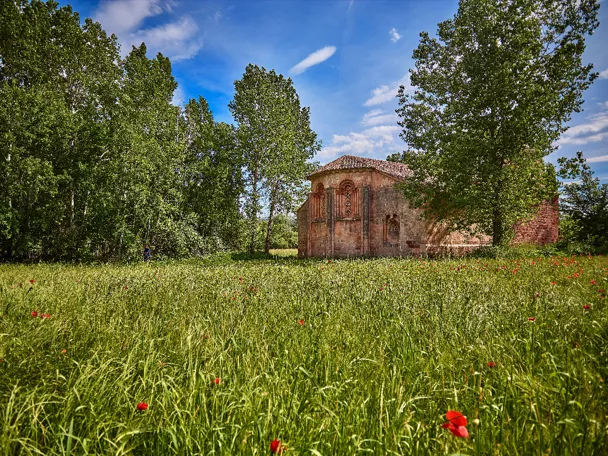 Imagen de una iglesia de lejos