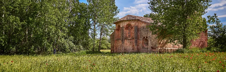 Imagen de una iglesia de lejos