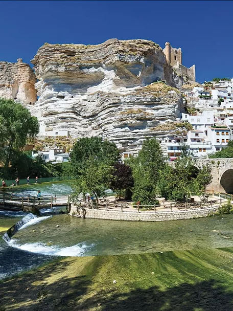 Imagen del puente e isleta de la entrada de Alcalá de Júcar