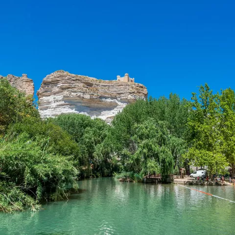 Vista de la playa y el castillo de Alcalá del Júcar