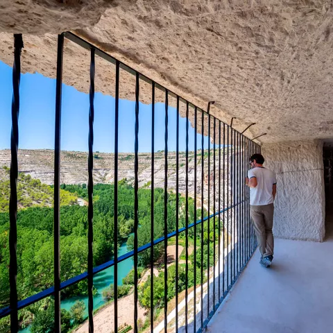 Vista del Júcar desde el interior de una de las cuevas