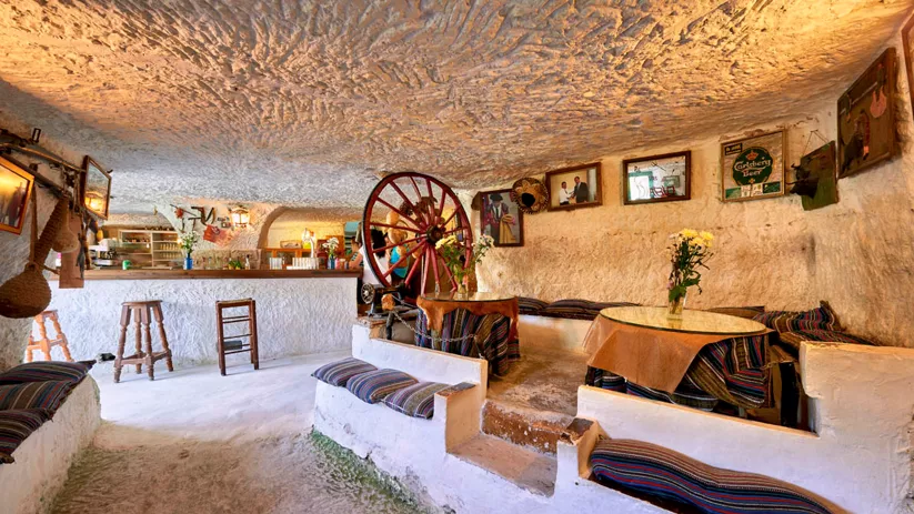 Bar ubicado en una de las muchas cuevas de Alcalá del Júcar