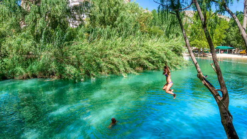Bañistas en el río Júcar a su paso por Alcalá del Júcar