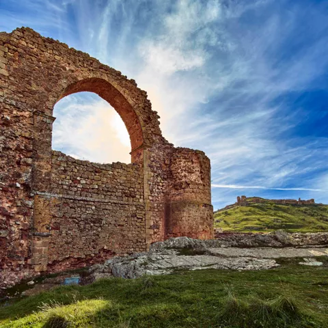 Restos del acueducto y el castillo de Alcaraz