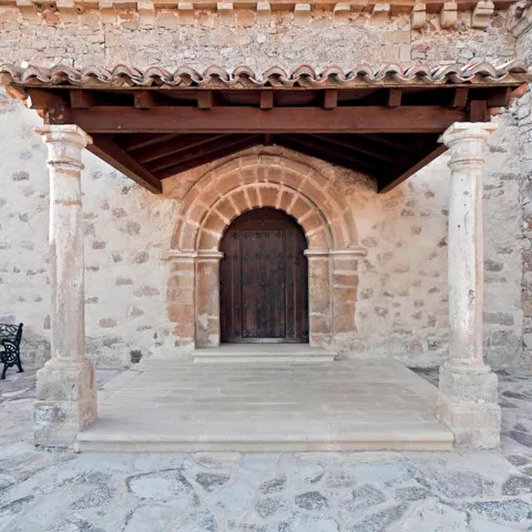 Portada de la iglesia de Cortes de Tajuña