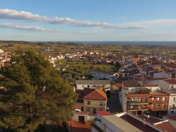 Vista panorámica de pueblo con casas, carretera y campos