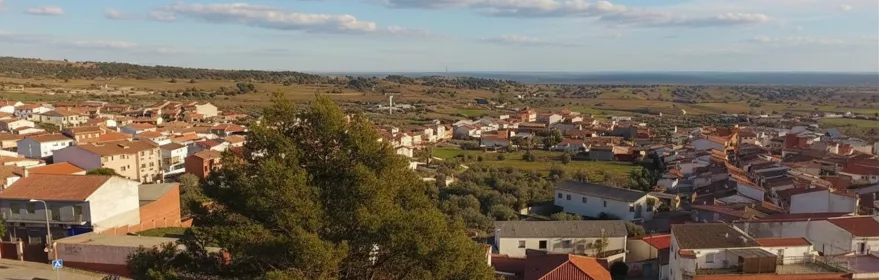 Vista panorámica de pueblo con casas, carretera y campos
