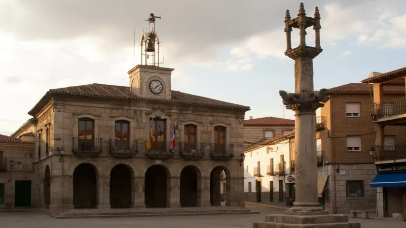 Plaza con rollo de piedra y edificio consistorial con reloj
