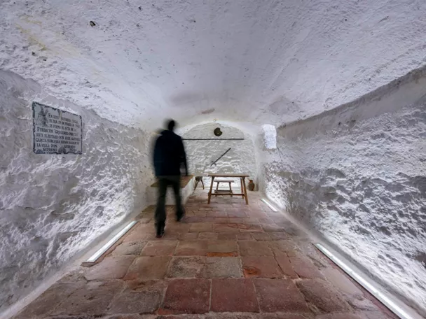 Visitante en la Cueva de Medrano en Argamasilla de Alba