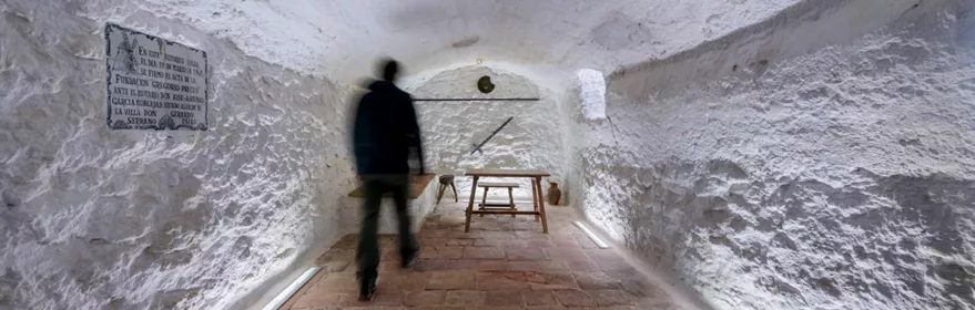 Visitante en la Cueva de Medrano en Argamasilla de Alba