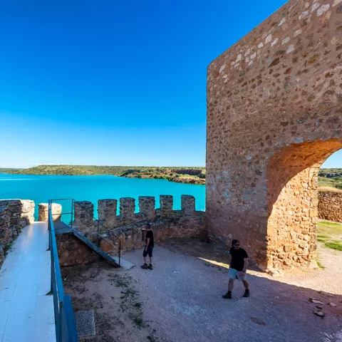 Visitantes al Castillo de Peñarroya de Argamasillña de Alba