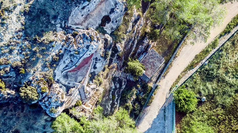 Vista aérea de formaciones rocosas con sendero y vegetación.