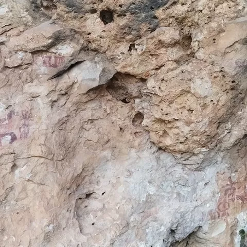 Imagen general de arte rupestre en una roca