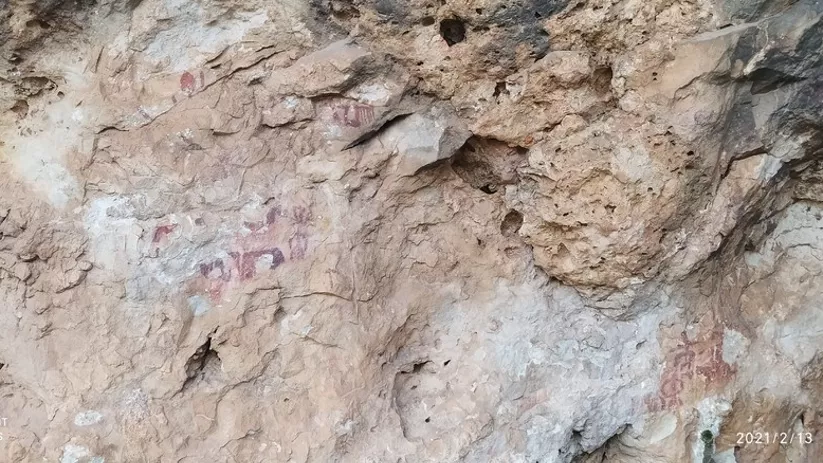 Imagen general de arte rupestre en una roca