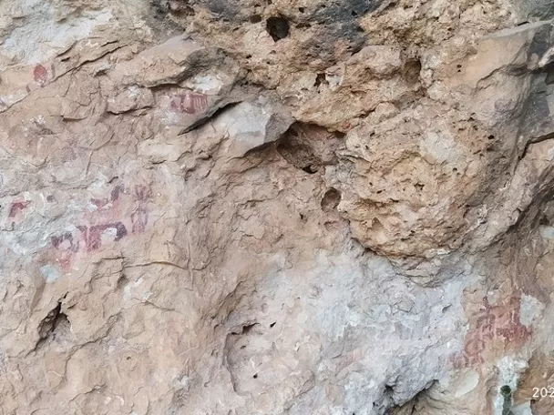 Imagen general de arte rupestre en una roca