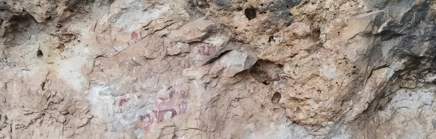 Imagen general de arte rupestre en una roca
