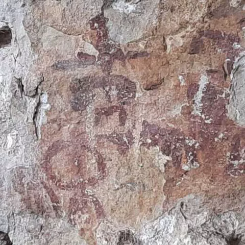 Imagen de arte rupestre en una roca