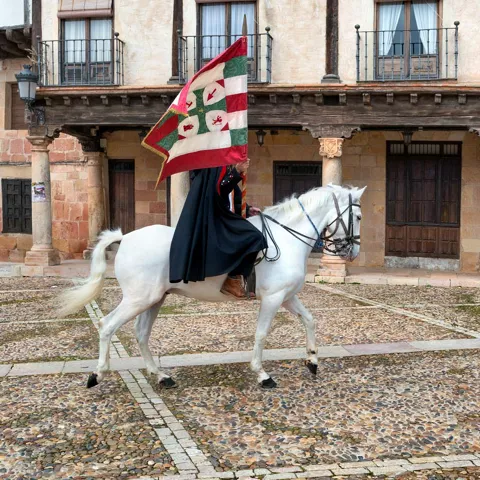 Jinete en la plaza del Trigo de Atienza durante la Caballada