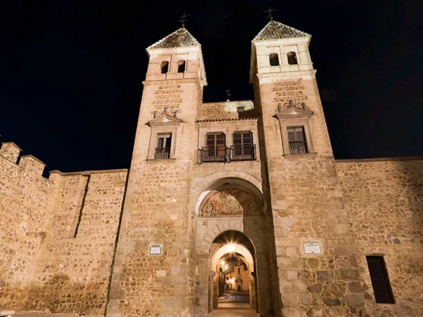 Imagen de Puerta de Bisagra de noche