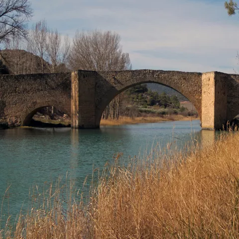 Imagen de un río con un puente