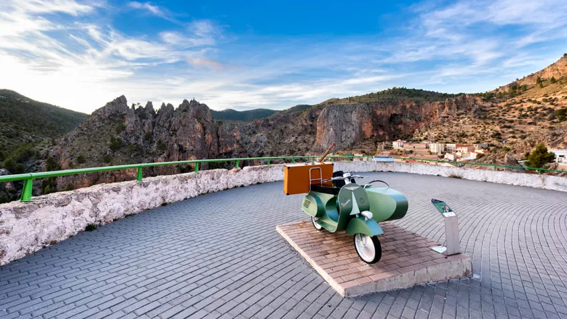 Vista de Ayna desde el monumento a la película "Amanece que no es Poco"