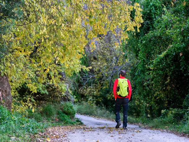 Recorriendo una de las rutas de los alrededores de Ayna