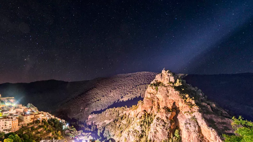 Vista nocturna de Ayna