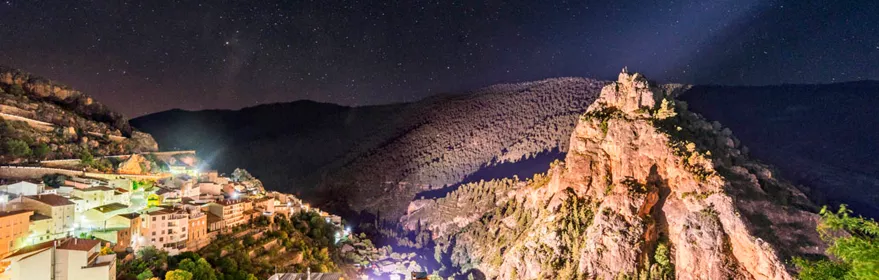 Vista nocturna de Ayna