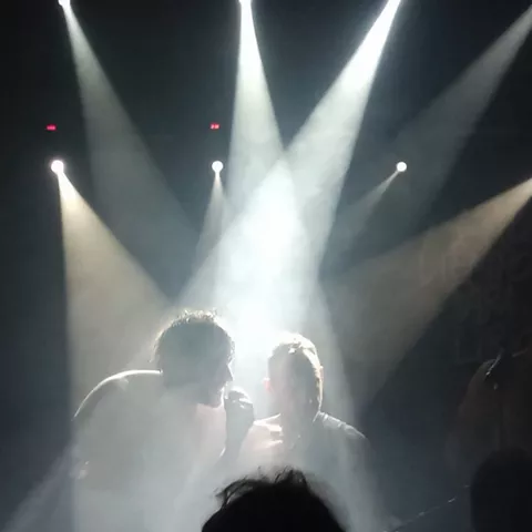 Bajo las luces de los focos en el Babylon Festival