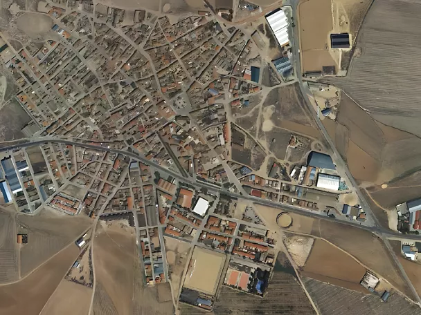 Vista aérea de núcleo urbano rodeado de campos de cultivo
