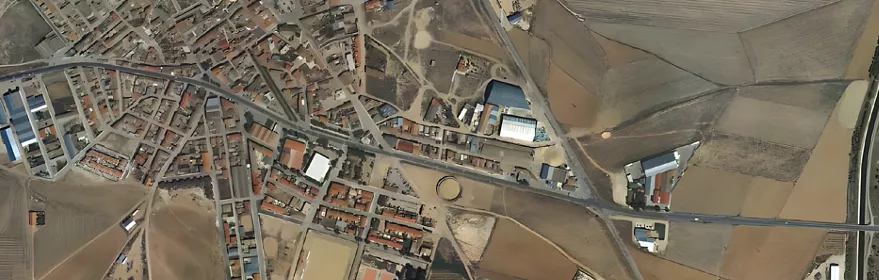 Vista aérea de núcleo urbano rodeado de campos de cultivo