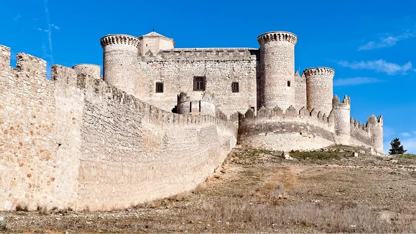 Vista exterior del castillo y murallas de Belmonte