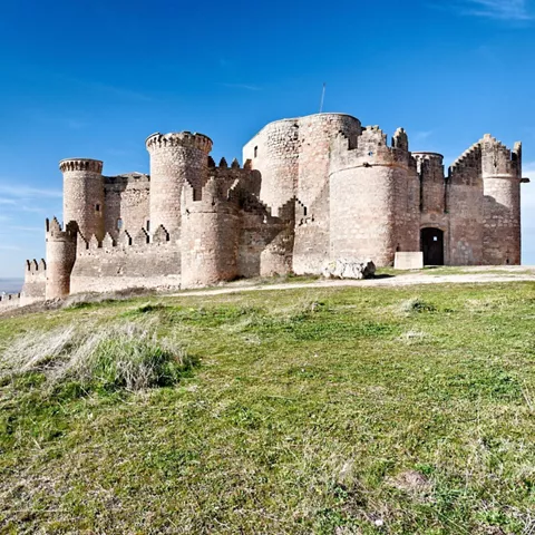 Vista al castillo y murallas de Belmonte, en Cuenca