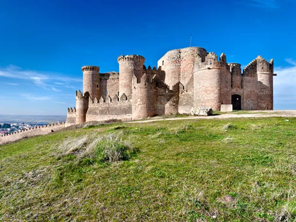 Vista del castillo de Belmonte con su muralla