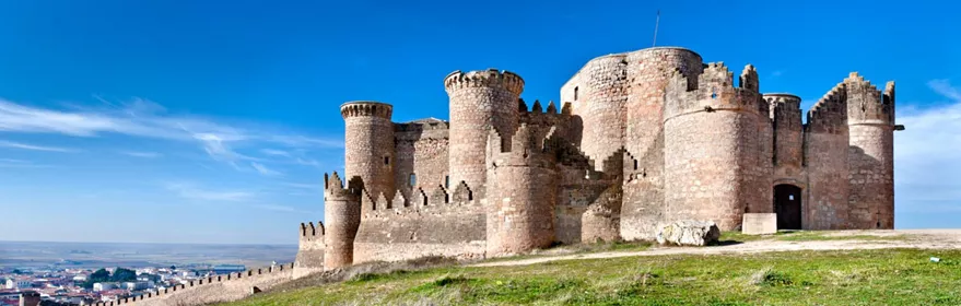 Vista del castillo de Belmonte con su muralla