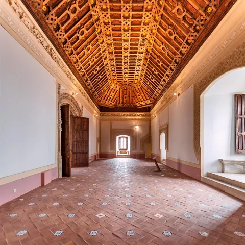 Gran sala con artesonado en el castillo de Belmonte