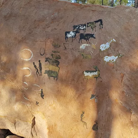 Pinturas falsas en el camino al Abrigo rupestre del Tío Modesto