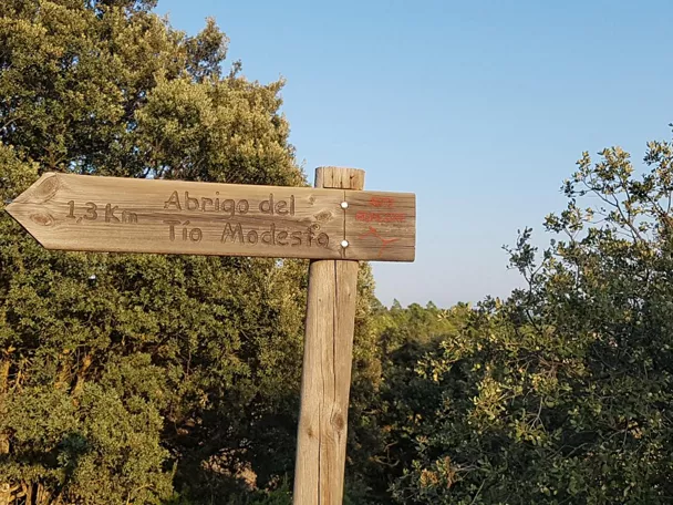 Indicación del camino hacia  el Abrigo del Tío Modesto