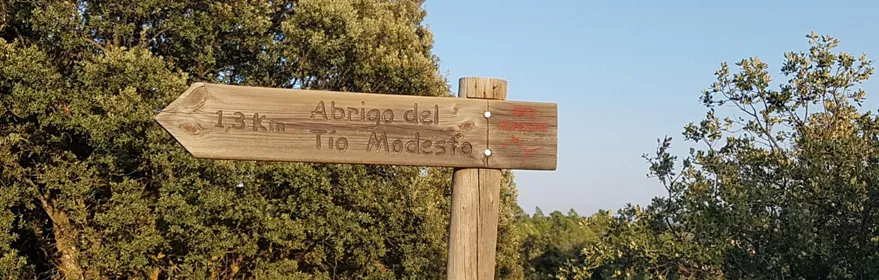 Indicación del camino hacia  el Abrigo del Tío Modesto