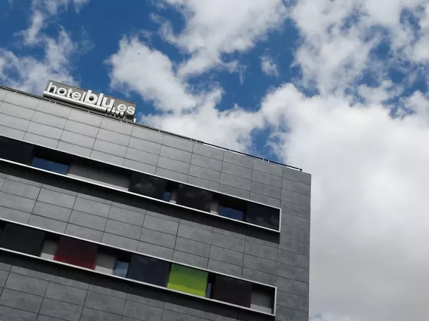 Vista superior de edificio contemporáneo bajo cielo con nubes.