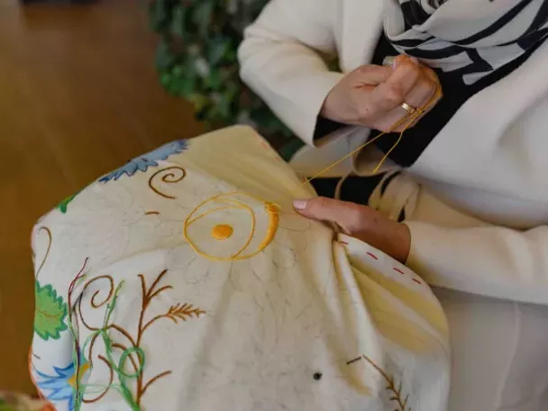 Imagen de mujer bordando