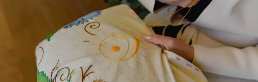 Imagen de mujer bordando