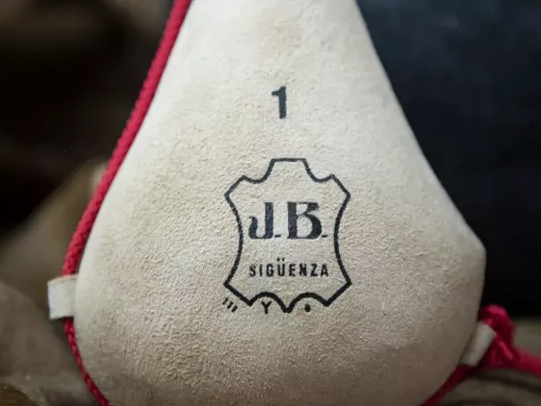 Imagen de bota hecha por artesano en color blanco y rojo