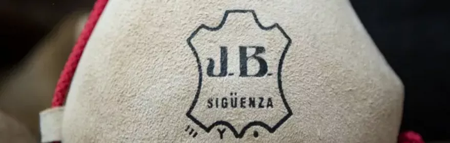 Imagen de bota hecha por artesano en color blanco y rojo