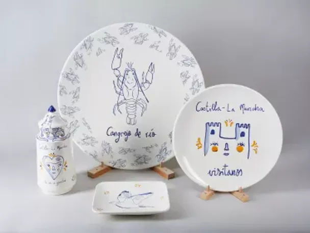 Imagen de conjunto de cerámica diseñado por Aitor Sarabia con piezas con cangrejo de río y motivos de Castilla-La Mancha