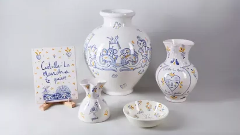 Imagen de conjunto de cerámica diseñado por Aitor Sarabia con diferentes jarrones y piezas con motivo de Castilla-La Mancha