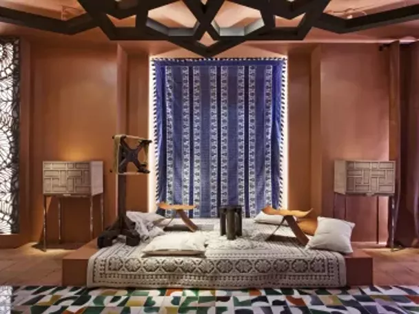 Imagen de espacio con taburetes y cojines diseñado por Tomás Alía